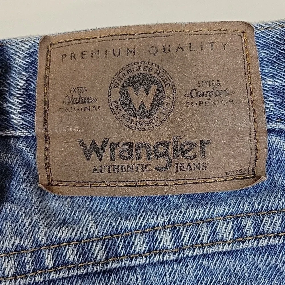 Wrangler 38x32 Relaxed Fit Jeans Mens Light Wash Blue Denim Straight Leg